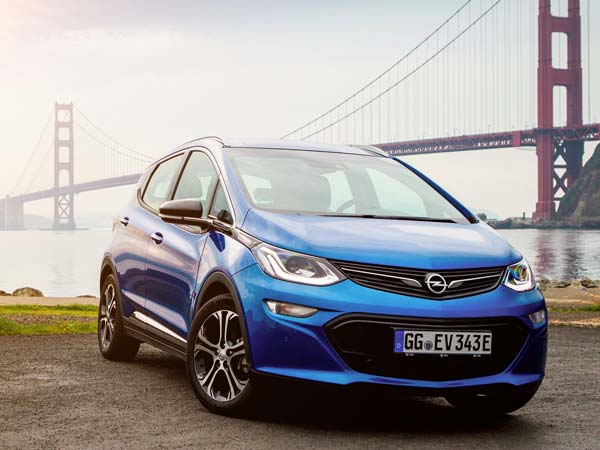 ഫ്രാന്‍സിസ് മാര്‍പ്പാപ്പയ്ക്ക് ഒപെല്‍ നല്‍കിയ സമ്മാനം