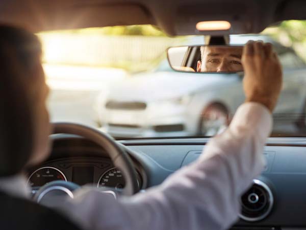 റിയര്‍-വ്യൂ മിറര്‍ അഡ്ജസ്റ്റ് ചെയ്യുമ്പോള്‍ ശ്രദ്ധിക്കേണ്ട കാര്യങ്ങള്‍