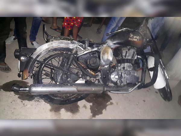 നിര്‍ത്തിയിട്ട ക്ലാസിക് 350 കത്തി നശിച്ചു — റോയല്‍ എന്‍ഫീല്‍ഡ് സുരക്ഷിതമോ?