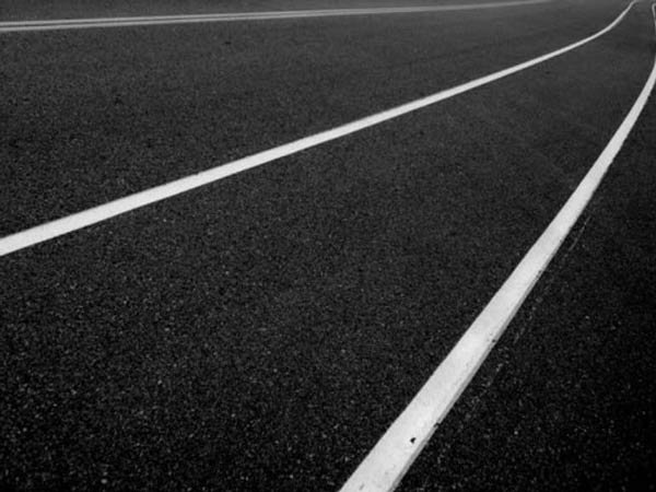 ഇതെന്തിനാണ് റോഡില്‍ വെള്ള, മഞ്ഞ വരകള്‍ നല്‍കുന്നത്? കാരണം ഇതാണ്