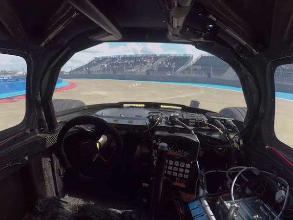 റോഡില്‍ മാത്രമല്ല, റേസ് ട്രാക്കിലും ഇനി സെല്‍ഫ് ഡ്രൈവിംഗ് കാറുകള്‍; വീഡിയോ