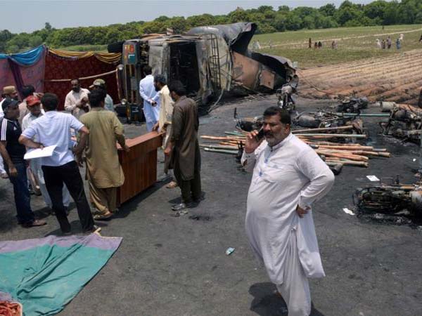 മറിഞ്ഞ ടാങ്കറില്‍ നിന്നും ഇന്ധനം ശേഖരിക്കാന്‍ ശ്രമം; ബഹല്‍പൂര്‍ തീപിടുത്തതിന് മുമ്പുള്ള ദൃശ്യങ്ങള്‍