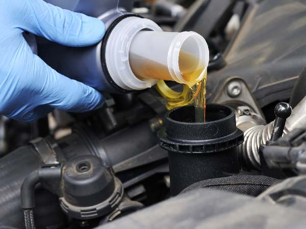 ഓയില്‍ മാറ്റം നിങ്ങളുടെ വാഹനത്തെ എങ്ങനെ സംരക്ഷിക്കുന്നു? 4 പ്രധാന കാരണങ്ങൾ