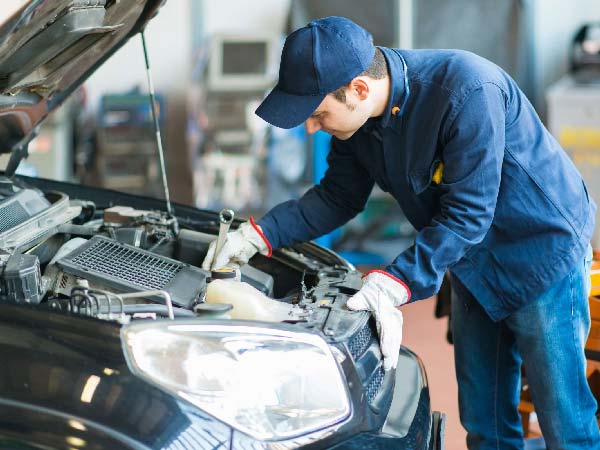 ഓയില്‍ മാറ്റം നിങ്ങളുടെ വാഹനത്തെ എങ്ങനെ സംരക്ഷിക്കുന്നു? 4 പ്രധാന കാരണങ്ങൾ
