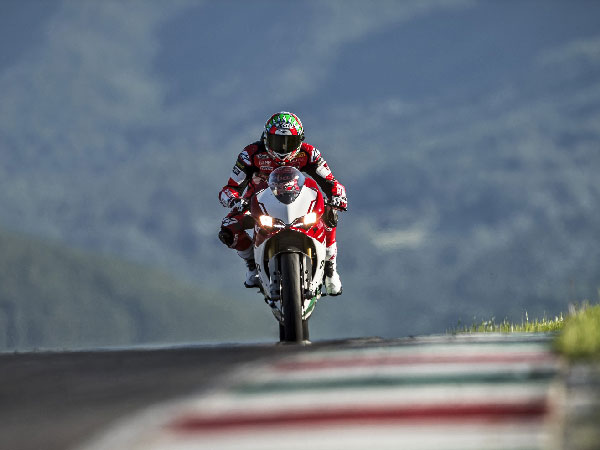 അവസാന ട്വിന്‍ സിലിണ്ടര്‍ സൂപ്പര്‍ബൈക്കിനെ ഡ്യുക്കാറ്റി ഇന്ത്യയില്‍ അവതരിപ്പിച്ചു; ഇനി V4 യുഗം!