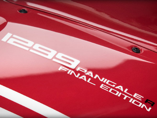 അവസാന ട്വിന്‍ സിലിണ്ടര്‍ സൂപ്പര്‍ബൈക്കിനെ ഡ്യുക്കാറ്റി ഇന്ത്യയില്‍ അവതരിപ്പിച്ചു; ഇനി V4 യുഗം!