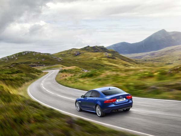 പുതിയ കാര്‍ വാങ്ങാന്‍ പദ്ധതിയുണ്ടോ? കാറില്‍ ഉറപ്പായും ഇടംപിടിക്കേണ്ട 5 സുരക്ഷാ ഫീച്ചറുകള്‍