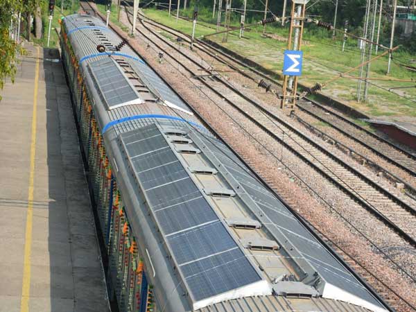 സൗരോര്‍ജ്ജ ഡെമു ട്രെയിനുമായി ഇന്ത്യന്‍ റെയില്‍വെ ചുവട് വെയ്ക്കുന്നത് ചരിത്രത്തിലേക്ക്