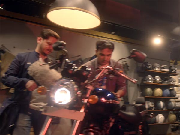 ഇന്റര്‍നെറ്റിനെ പിടിച്ച് കുലുക്കിയ ഗാനത്തിന് ഒരു റോയല്‍ എന്‍ഫീല്‍ഡ് വേര്‍ഷന്‍