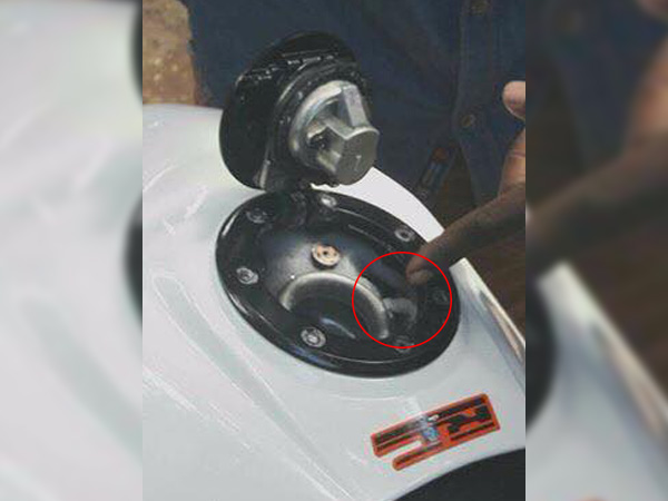 'ബൈക്ക് കെടിഎം ആണോ? എന്നാ ഓവര്‍സ്പീഡാ'; RC200 ന്റെ ഫ്യൂവല്‍ ടാങ്കില്‍ പൊലീസ് ഉപ്പ് വിതറി