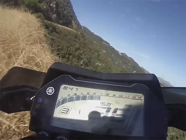 സാഹസികതയോട് ഇഷ്ടം; മലയിടുക്കില്‍ നിന്നും തെറിച്ച് വീഴുന്ന റൈഡറുടെ വീഡിയോ നൽകുന്ന പാഠം