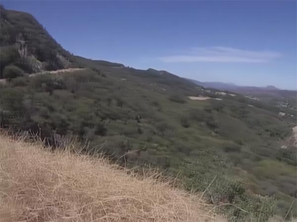 സാഹസികതയോട് ഇഷ്ടം; മലയിടുക്കില്‍ നിന്നും തെറിച്ച് വീഴുന്ന റൈഡറുടെ വീഡിയോ നൽകുന്ന പാഠം