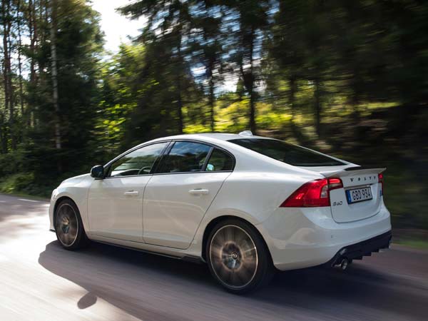 മറയ്ക്ക് പുറത്ത് അവതരിച്ച 2018 വോള്‍വോ S60, V60 പോള്‍സ്റ്റാര്‍ ഫെയ്‌സ്‌ലിഫ്റ്റുകള്‍