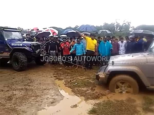 ചെളിയില്‍ കുടുങ്ങിയ ജീപ് റാംഗ്ലറും, രക്ഷയ്ക്ക് എത്തിയ മഹീന്ദ്ര ഥാറും; വീഡിയോ വൈറല്‍