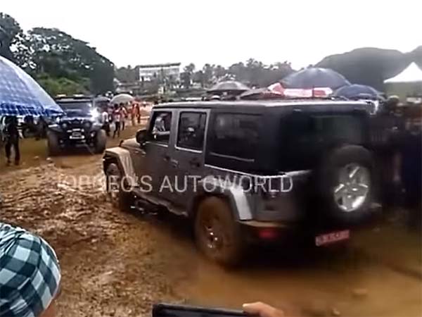 ചെളിയില്‍ കുടുങ്ങിയ ജീപ് റാംഗ്ലറും, രക്ഷയ്ക്ക് എത്തിയ മഹീന്ദ്ര ഥാറും; വീഡിയോ വൈറല്‍