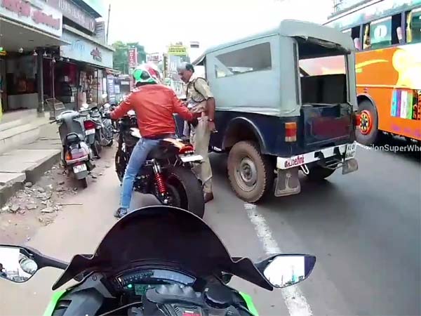 തടഞ്ഞു നിര്‍ത്തി അധിക്ഷേപം; സൂപ്പര്‍ബൈക്കുകളെ കണ്ടാല്‍ പൊലീസിന് 'കലിയിളകുമോ' എന്ന് സോഷ്യല്‍ മീഡിയ