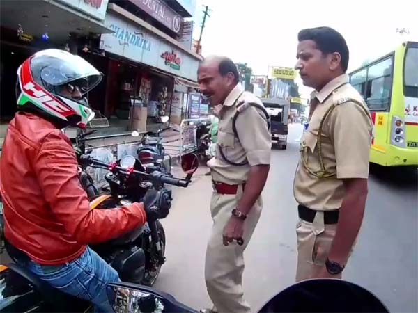 തടഞ്ഞു നിര്‍ത്തി അധിക്ഷേപം; സൂപ്പര്‍ബൈക്കുകളെ കണ്ടാല്‍ പൊലീസിന് 'കലിയിളകുമോ' എന്ന് സോഷ്യല്‍ മീഡിയ