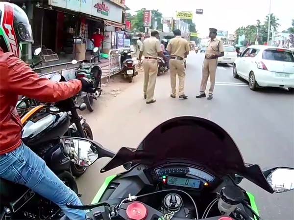 തടഞ്ഞു നിര്‍ത്തി അധിക്ഷേപം; സൂപ്പര്‍ബൈക്കുകളെ കണ്ടാല്‍ പൊലീസിന് 'കലിയിളകുമോ' എന്ന് സോഷ്യല്‍ മീഡിയ