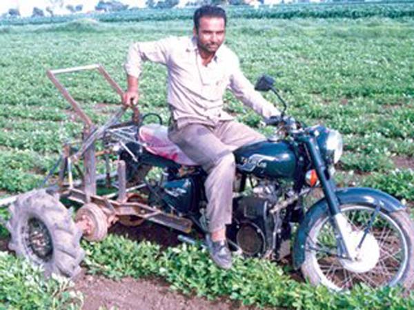 ട്രാക്ടര്‍ വാങ്ങാന്‍ പണമില്ല; ഗുജറാത്തി കര്‍ഷകന്‍ നിര്‍മ്മിച്ചത്, ബുള്ളറ്റ് കൊണ്ടൊരു ട്രാക്ടര്‍!