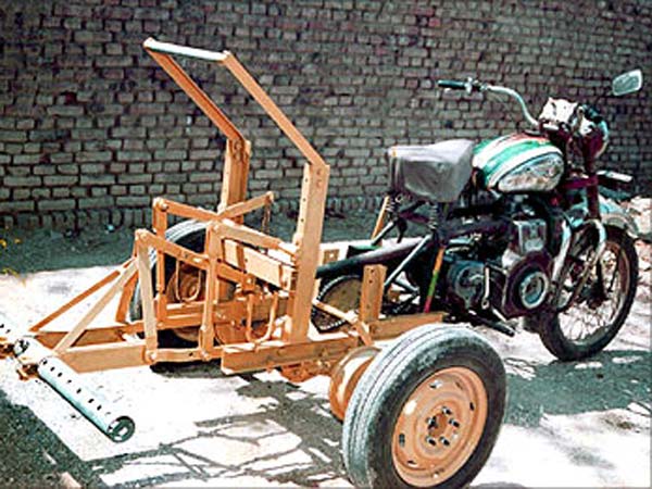 ട്രാക്ടര്‍ വാങ്ങാന്‍ പണമില്ല; ഗുജറാത്തി കര്‍ഷകന്‍ നിര്‍മ്മിച്ചത്, ബുള്ളറ്റ് കൊണ്ടൊരു ട്രാക്ടര്‍!