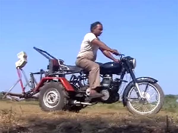 ട്രാക്ടര്‍ വാങ്ങാന്‍ പണമില്ല; ഗുജറാത്തി കര്‍ഷകന്‍ നിര്‍മ്മിച്ചത്, ബുള്ളറ്റ് കൊണ്ടൊരു ട്രാക്ടര്‍!