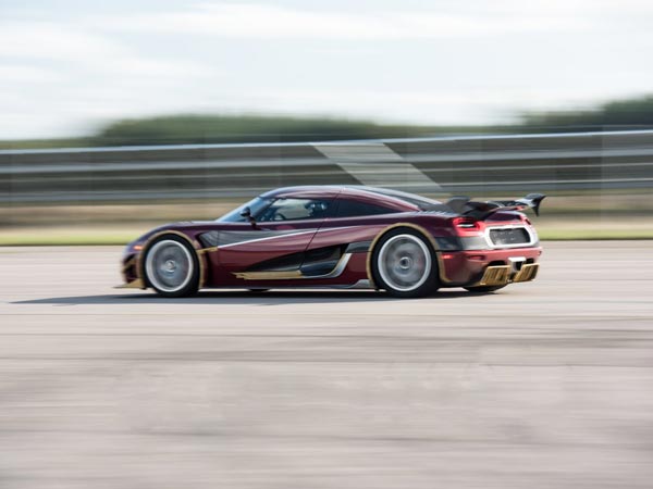 വേഗരാജാവ് ബുഗാട്ടി ഷിറോണിനെ അട്ടിമറിച്ച് കൊയെനിഗ്‌സെഗ് അഗേറ RS