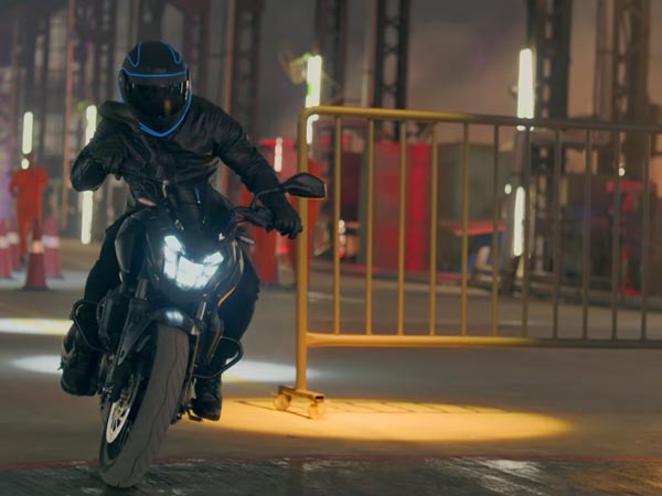 ഇത്തവണ എതിരാളി ബുള്ളറ്റ് അല്ല; പുതിയ ബജാജ് ഡോമിനാർ പരസ്യത്തില്‍ 'വാ പൊളിച്ച്' സോഷ്യല്‍ മീഡിയ