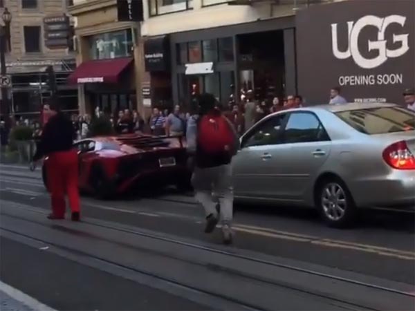 'ചുമ്മാ ഒരു രസം'; 5 കോടി രൂപ വിലയുള്ള ലംബോര്‍ഗിനി ചവിട്ടി മെതിച്ച് ഒരു വിരുതന്‍