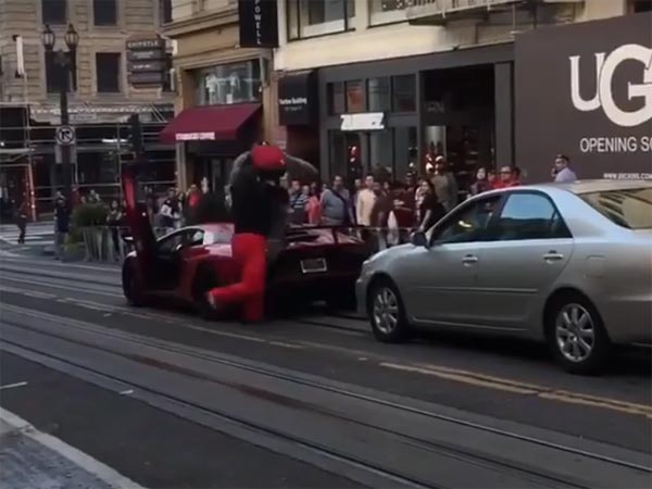 'ചുമ്മാ ഒരു രസം'; 5 കോടി രൂപ വിലയുള്ള ലംബോര്‍ഗിനി ചവിട്ടി മെതിച്ച് ഒരു വിരുതന്‍