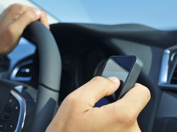 ഡ്രൈവിംഗിനിടെയുള്ള ഹാന്‍ഡ്‌സ്ഫ്രീ മൊബൈല്‍ ഉപയോഗം നിയമലംഘനമാണോ?
