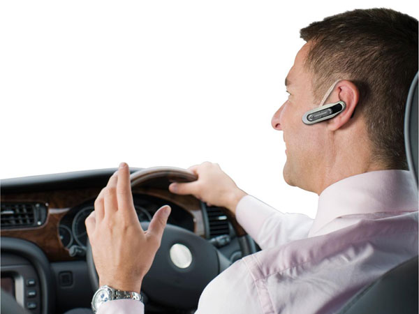 ഡ്രൈവിംഗിനിടെയുള്ള ഹാന്‍ഡ്‌സ്ഫ്രീ മൊബൈല്‍ ഉപയോഗം നിയമലംഘനമാണോ?