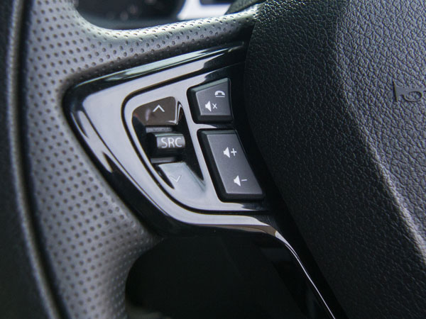 ഡ്രൈവിംഗിനിടെയുള്ള ഹാന്‍ഡ്‌സ്ഫ്രീ മൊബൈല്‍ ഉപയോഗം നിയമലംഘനമാണോ?