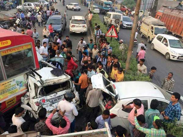 ബസിനും ട്രക്കിനും ഇടയില്‍ ചതരഞ്ഞ് ഫോര്‍ച്യൂണര്‍; യാത്രക്കാര്‍ രക്ഷപ്പെട്ടത് അവിശ്വസനീയം!