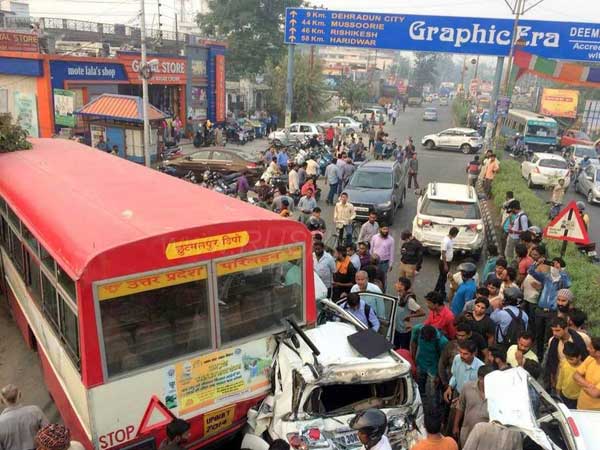 ബസിനും ട്രക്കിനും ഇടയില്‍ ചതരഞ്ഞ് ഫോര്‍ച്യൂണര്‍; യാത്രക്കാര്‍ രക്ഷപ്പെട്ടത് അവിശ്വസനീയം!