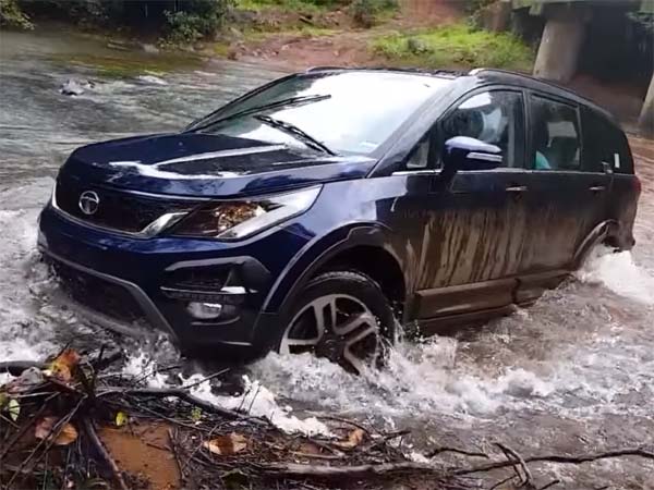 വീണ്ടും ടാറ്റ; കുത്തിയൊലിക്കുന്ന വെള്ളത്തിനും ഹെക്‌സയെ തടുക്കാന്‍ സാധിച്ചില്ല