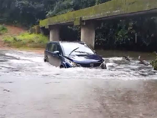വീണ്ടും ടാറ്റ; കുത്തിയൊലിക്കുന്ന വെള്ളത്തിനും ഹെക്‌സയെ തടുക്കാന്‍ സാധിച്ചില്ല