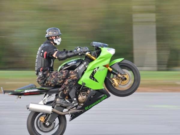 കൈവിട്ട ബൈക്ക് സ്റ്റണ്ടിംഗ്; ബംഗളൂരുവില്‍ ഏഴ് വയസ്സുകാരി കൊല്ലപ്പെട്ടു