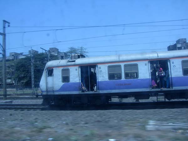 ഇന്ത്യയിലെ ആദ്യ എസി ലോക്കല്‍ ട്രെയിനുകള്‍ മുംബൈയില്‍ ഓടിത്തുടങ്ങും