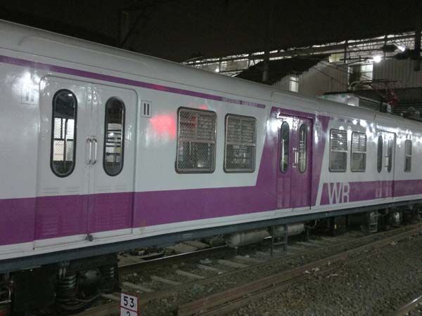 ഇന്ത്യയിലെ ആദ്യ എസി ലോക്കല്‍ ട്രെയിനുകള്‍ മുംബൈയില്‍ ഓടിത്തുടങ്ങും