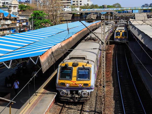 ഇന്ത്യയിലെ ആദ്യ എസി ലോക്കല്‍ ട്രെയിനുകള്‍ മുംബൈയില്‍ ഓടിത്തുടങ്ങും
