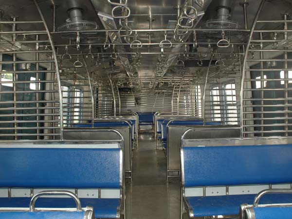 ഇന്ത്യയിലെ ആദ്യ എസി ലോക്കല്‍ ട്രെയിനുകള്‍ മുംബൈയില്‍ ഓടിത്തുടങ്ങും