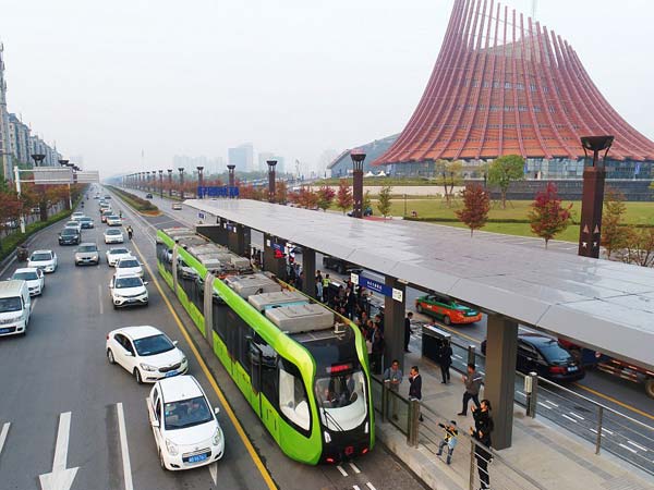 പാളം വേണ്ട, ഈ ട്രെയിന്‍ സഞ്ചരിക്കുക റോഡിലൂടെ; ഇത് പുതിയ ചൈനീസ് വിസ്മയം!