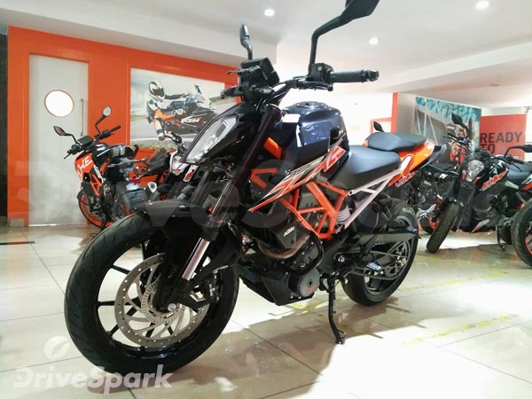 സ്റ്റെല്‍ത്ത് ബ്ലാക്കില്‍ ഒരുങ്ങിയ കെടിഎം ഡ്യൂക്ക് 390; സംഭവം കൊള്ളാം, പക്ഷെ സ്റ്റിക്കറിംഗില്‍ പാളി