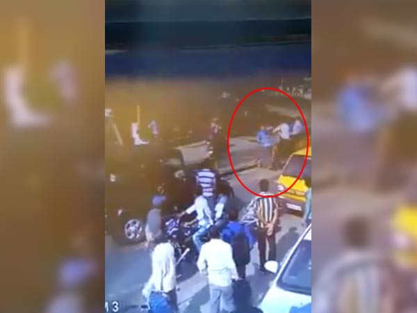 റോഡ് നിയമം തെറ്റിച്ച് ഥാര്‍ ഡ്രൈവര്‍, ധീരമായി ചോദ്യം ചെയ്ത് ബൈക്ക് യാത്രികന്‍; വീഡിയോ