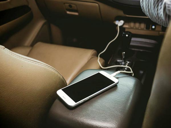 കാറില്‍ നിന്നും ഫോണ്‍ ചാര്‍ജ്ജ് ചെയ്യരുതെന്ന് പറയാന്‍ കാരണം