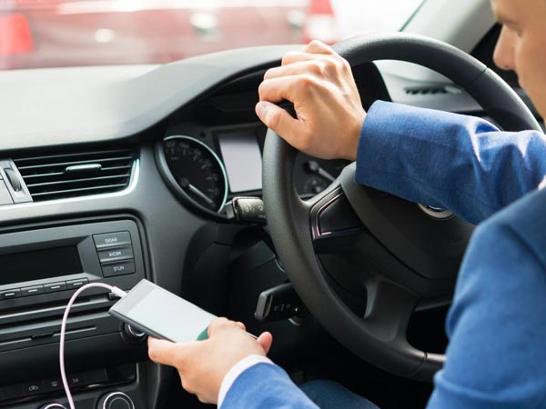 കാറില്‍ നിന്നും ഫോണ്‍ ചാര്‍ജ്ജ് ചെയ്യരുതെന്ന് പറയാന്‍ കാരണം