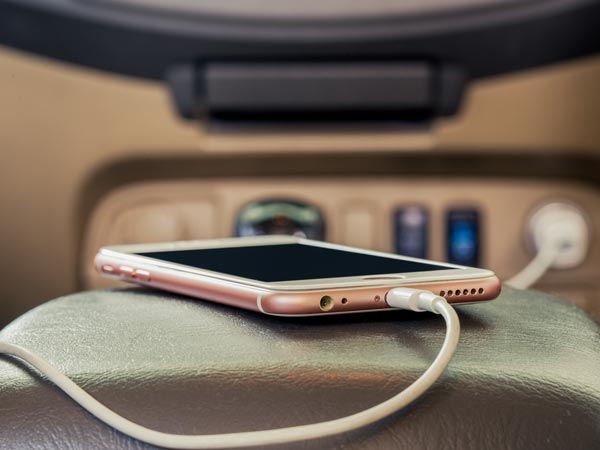 കാറില്‍ നിന്നും ഫോണ്‍ ചാര്‍ജ്ജ് ചെയ്യരുതെന്ന് പറയാന്‍ കാരണം