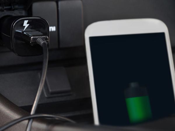 കാറില്‍ നിന്നും ഫോണ്‍ ചാര്‍ജ്ജ് ചെയ്യരുതെന്ന് പറയാന്‍ കാരണം