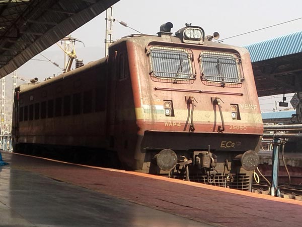 ലോക്കോ പൈലറ്റില്ലാതെ ട്രെയിൻ എഞ്ചിന്‍ സഞ്ചരിച്ചത് 13 കിലോമീറ്റര്‍; ഒപ്പം സിനിമാ സ്റ്റൈല്‍ ചേസിങ്ങും!