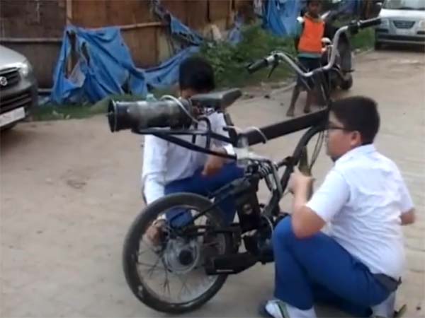 ഇന്ധനം വേണ്ട, വെള്ളത്തില്‍ ഓടുന്ന ബൈക്കുമായി പത്താം ക്ലാസ് വിദ്യാര്‍ത്ഥി